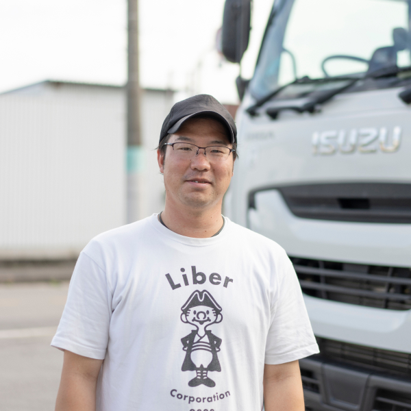 Liberの冷蔵トラックの前で集合写真を撮るスタッフたち