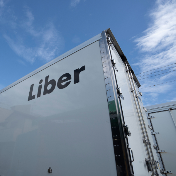 住宅街の前に停車しているLiberの冷蔵トラックの全景